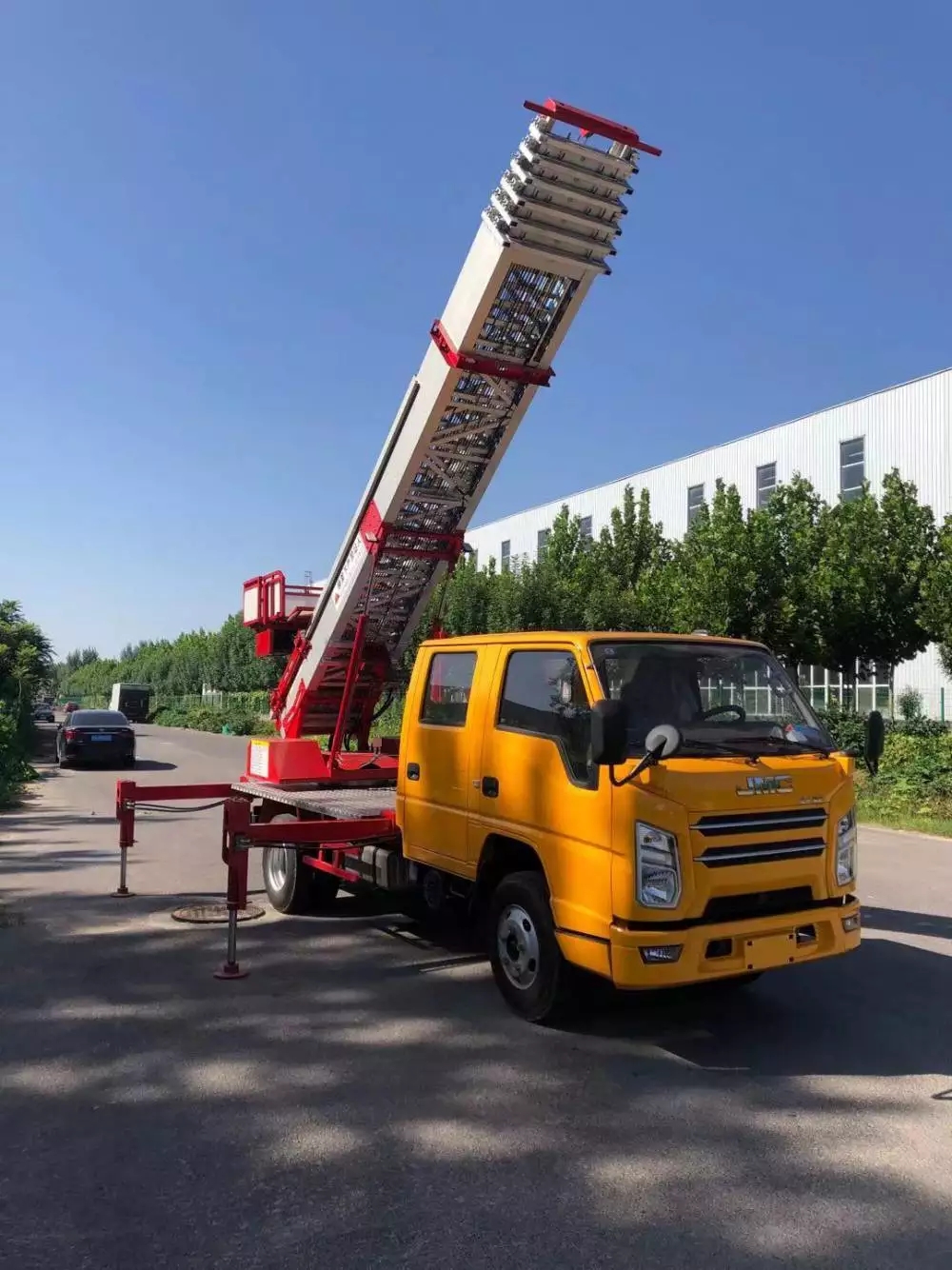 新干县附近的云梯车出租服务：轻松解决高空作业需求