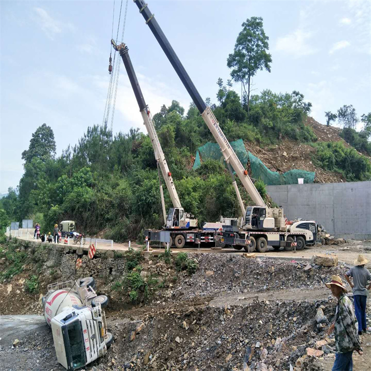 新干县汽车掉沟里叫吊车救援要多少钱